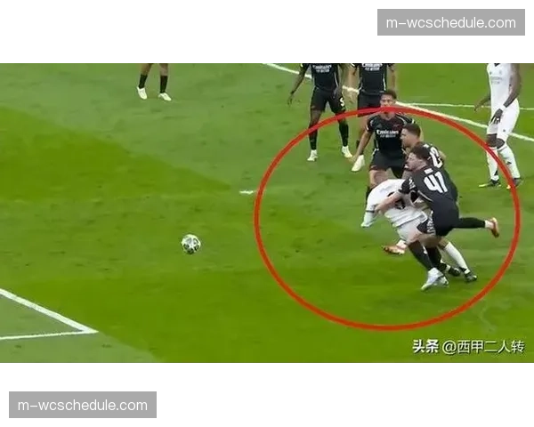 争议瞬间：VAR长时间介入审查皇马点球，最终维持原判