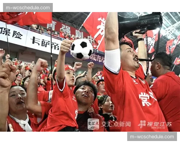 镜头记录:看台上小球迷为庆祝进球不慎将饮料洒向前排观众