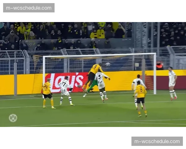 通讯:伤病潮中临危受命,解读多特蒙德青年门将的欧冠首秀之旅 通讯:伤病潮中临危受命,解读多特蒙德青年门将的欧冠首秀之旅