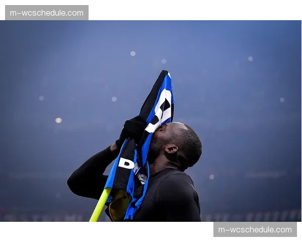 伤情更新：里昂前锋在一次碰撞后无法坚持，被担架抬离场地