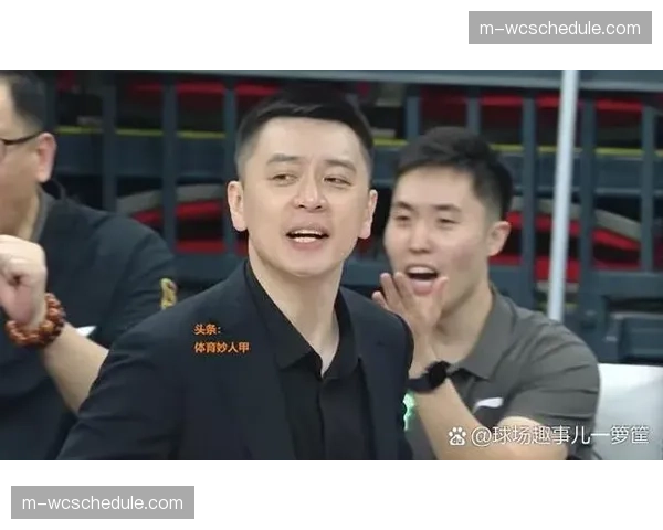 终场哨响，杨鸣紧握双拳怒吼，辽宁替补席抛洒毛巾庆祝